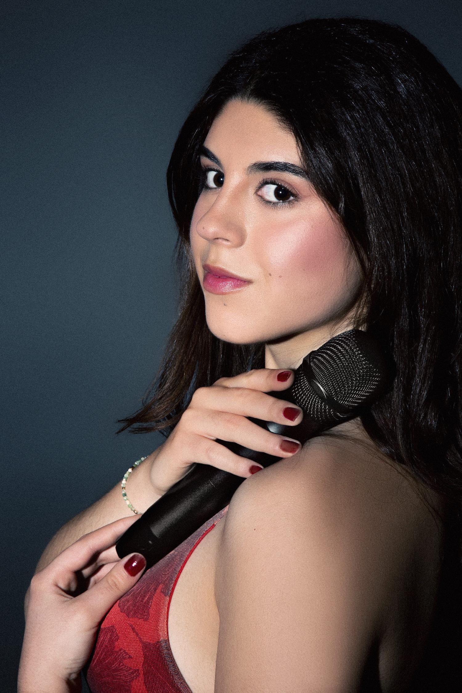 Lucía Cantante y pianista Show Pop en Vivo con Voz y Piano
