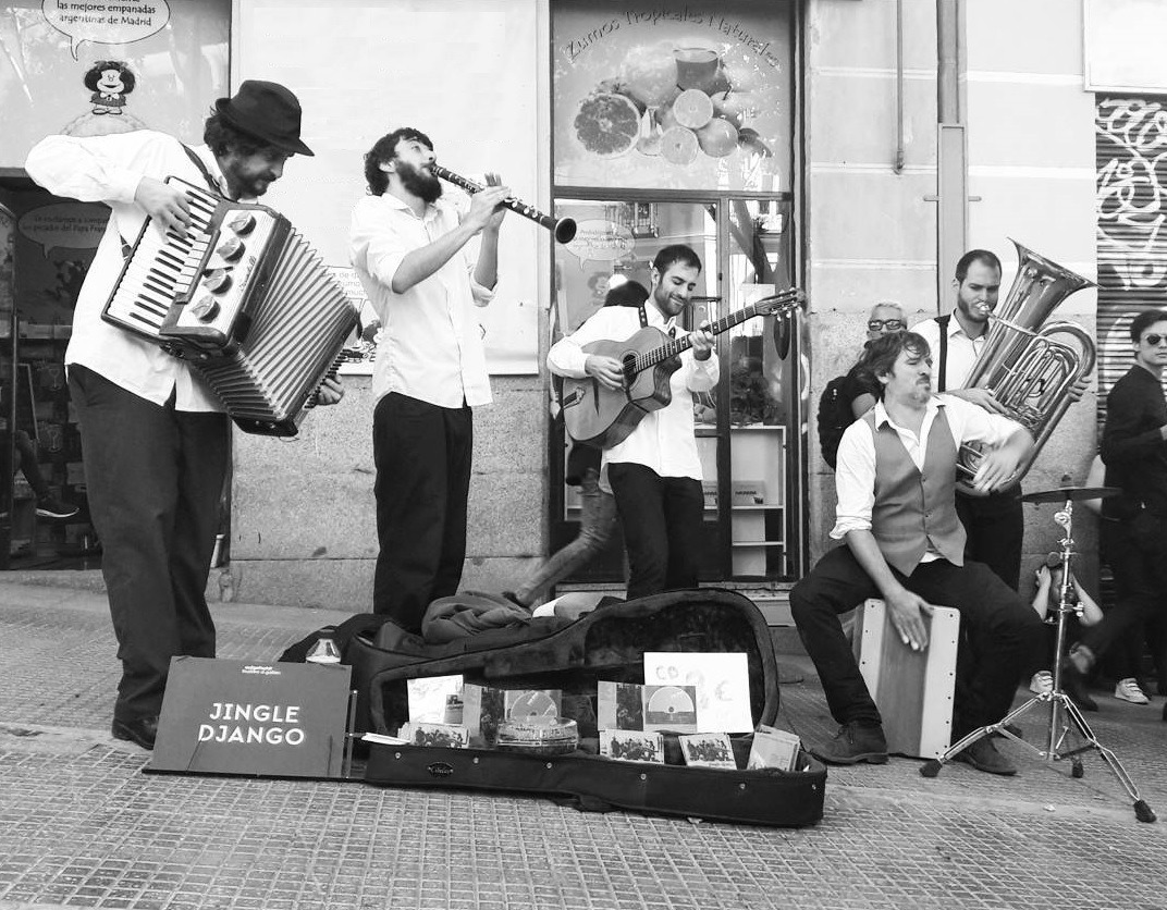 Jingle Django Colectivo internacional de música callejera