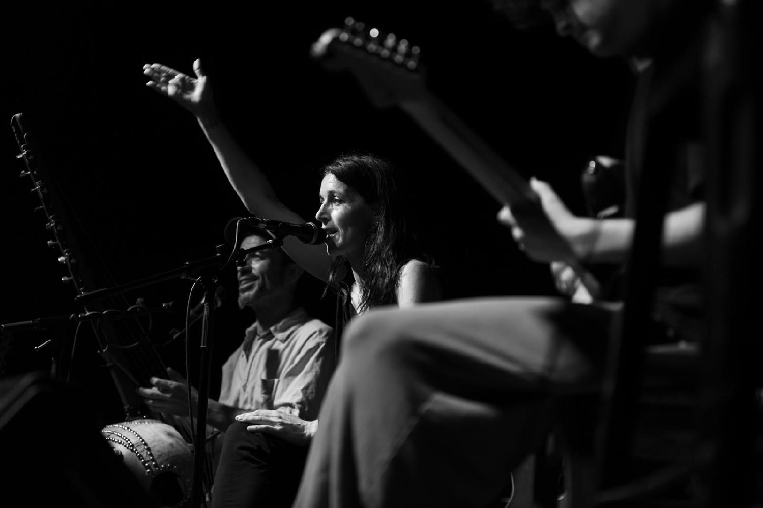 NA NARA NA NARA presenta canciones con aromas de funky, reggae, folk así como tambi